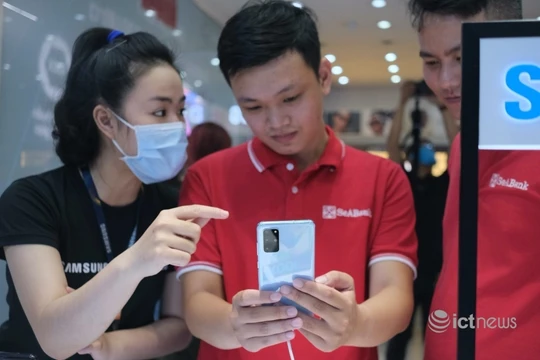 Nhân viên bán hàng đang tư vấn khách mua điện thoại Samsung. (Ảnh: Hải Đăng)