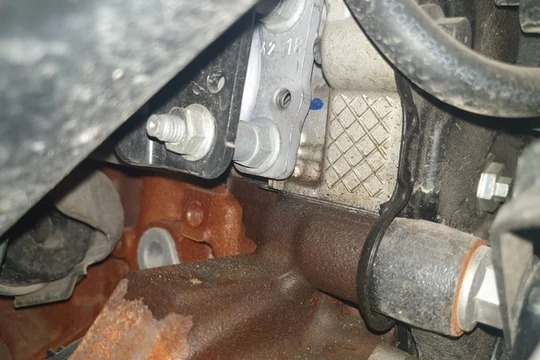 Động cơ Ford bị lỗi thấm dầu. Ảnh từ group những người sử dụng Ranger, Raptor, Everest Biturbo 2.0 bị lỗi