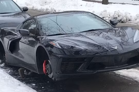 Chiếc xe sang trở nên “vô dụng” sau khi bị trộm lốp