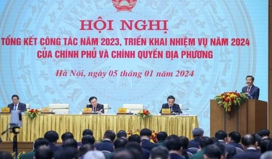 Các đồng chí lãnh đạo chủ trì Hội nghị tổng kết công tác năm 2023, triển khai nhiệm vụ năm 2024 của Chính phủ và chính quyền địa phương. Ảnh VGP/Nhật Bắc