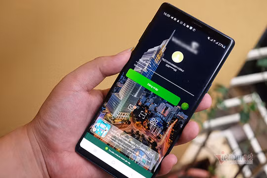 Việc một số chủ tài khoản ngân hàng bị mất tiền thời gian qua khiến người sử dụng không khỏi lo lắng. Ảnh: Trọng Đạt