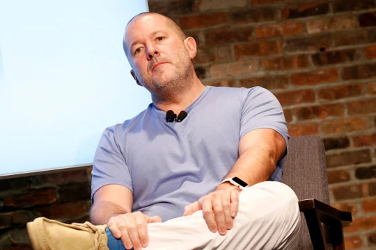 Cựu giám đốc thiết kế iPhone là ứng cử viên CEO Ferrari