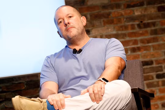 Cựu giám đốc thiết kế iPhone là ứng cử viên CEO Ferrari