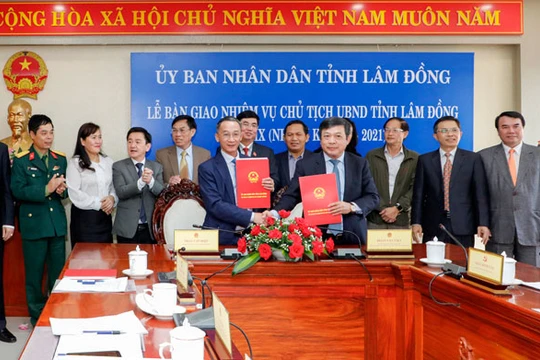 Bàn giao nhiệm vụ Chủ tịch UBND tỉnh Lâm Đồng