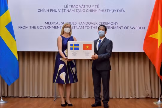 Đại sứ Ann Mawe (bên trái) đại diện nhận món quà Chính phủ và nhân dân Việt Nam tặng Thụy Điển.