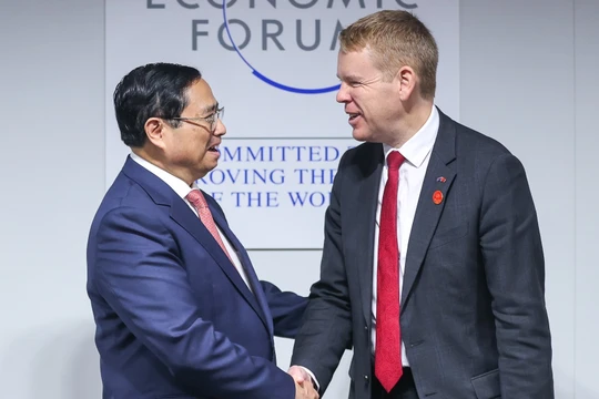 Những cái bắt tay thúc đẩy hợp tác bên lề WEF Thiên Tân