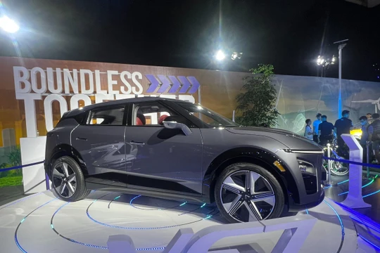 VinFast VF7 - mẫu SUV điện cỡ C giá bao nhiêu?