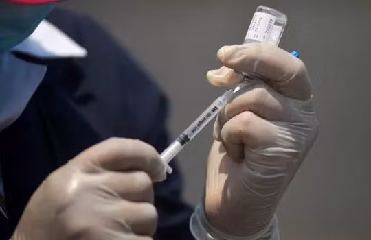 Nhà khoa học người Anh đưa ra cảnh báo về vắc -xin ngừa Covid-19. Ảnh: Internet