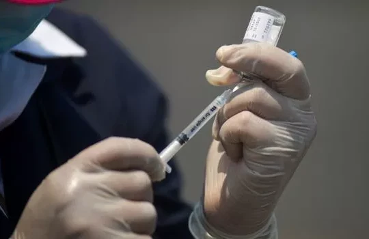 Nhà khoa học người Anh đưa ra cảnh báo về vắc -xin ngừa Covid-19. Ảnh: Internet