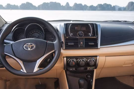 Đèn báo khẩn cấp được đặt ngay trên mặt táp lô xe