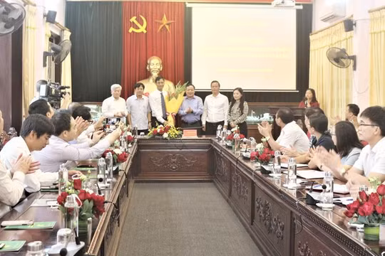  Phó Bí thư Thành ủy Nguyễn Văn Phong cùng lãnh đạo hai đơn vị chúc mừng đồng chí Lê Thanh Nam.