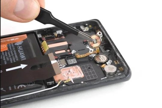 Mô-tơ rung bên trong Huawei P30 Pro, một flagship ra mắt năm 2019 với giá khá cao, nhưng chẳng là gì nếu đặt cạnh mô-tơ của iPhone