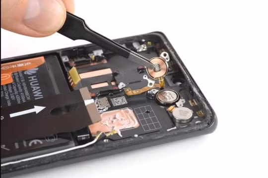 Mô-tơ rung bên trong Huawei P30 Pro, một flagship ra mắt năm 2019 với giá khá cao, nhưng chẳng là gì nếu đặt cạnh mô-tơ của iPhone