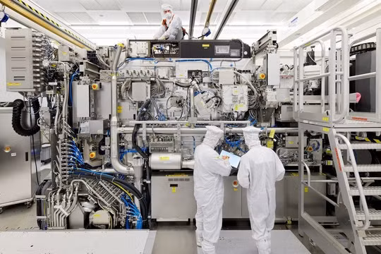 Máy quang khắc được lắp ráp tại Hà Lan. Ảnh: Reuters.