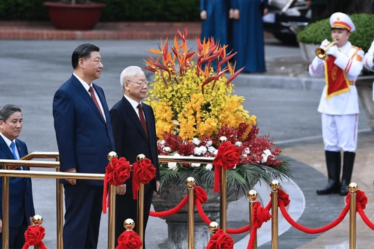 Công tác chuẩn bị lễ đón tại Phủ Chủ tịch chiều 12-12 - Ảnh: NGUYỄN KHÁNH