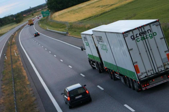 Xe containter cần tới 2 làn đường để vào cua, lúc này nếu xe đi sau vượt lên thì rất dễ gặp nguy hiểm​