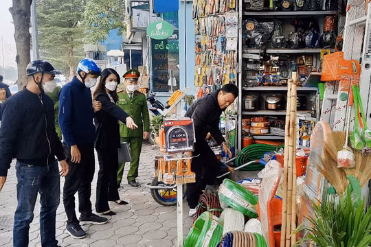 Hà Nội tổ chức kiểm tra, xử lý nghiêm các vi phạm trật tự hè phố, lòng đường