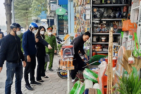 Hà Nội tổ chức kiểm tra, xử lý nghiêm các vi phạm trật tự hè phố, lòng đường