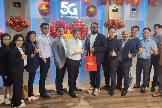 Đại diện SFA tặng quà cho đại diện VDCA.