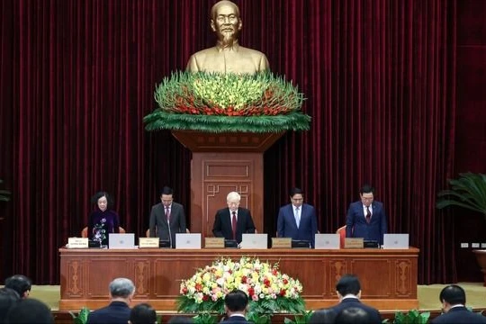 Trung ương dành một phút tưởng niệm cố Phó Thủ tướng Chính phủ Lê Văn Thành và các nạn nhân bị thiệt mạng bởi thiên tai, hỏa hoạn vừa qua - Ảnh: VGP/Nhật Bắc