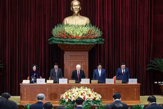 Trung ương dành một phút tưởng niệm cố Phó Thủ tướng Chính phủ Lê Văn Thành và các nạn nhân bị thiệt mạng bởi thiên tai, hỏa hoạn vừa qua - Ảnh: VGP/Nhật Bắc