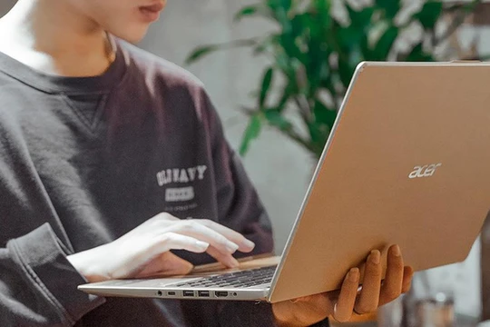 Dịch bệnh đang khiến laptop hút khách hơn điện thoại