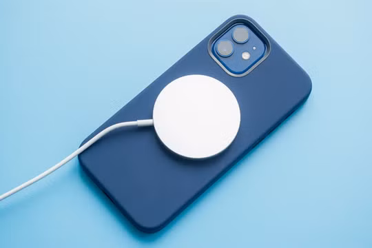 iPhone 12 Pro mất hơn 3 tiếng để đầy pin với củ sạc cũ