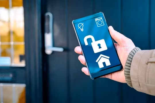 Người dùng đang trải nghiệm nhiều thiết bị smart home riêng lẻ như camera an ninh, bật tắt đèn từ xa... Ảnh: Southshorelocksmiths.