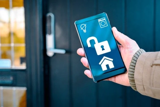 Người dùng đang trải nghiệm nhiều thiết bị smart home riêng lẻ như camera an ninh, bật tắt đèn từ xa... Ảnh: Southshorelocksmiths.