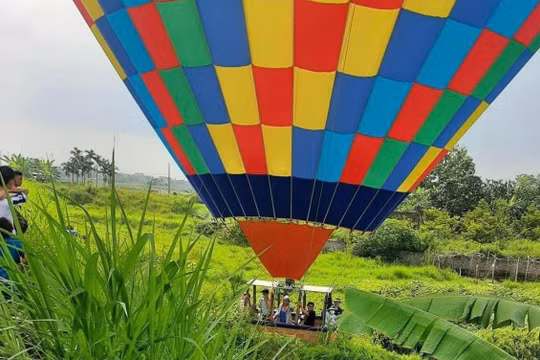 Khinh khí cầu gặp phải sự cố.