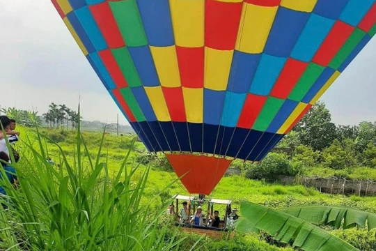 Khinh khí cầu gặp phải sự cố.