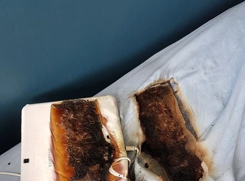 Ảnh hiện trường trên giường của cậu bé.