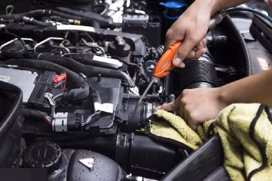 Cần sử dụng máy nén khí và khăn để lau khô các chi tiết trong khoang