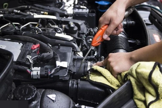 Cần sử dụng máy nén khí và khăn để lau khô các chi tiết trong khoang