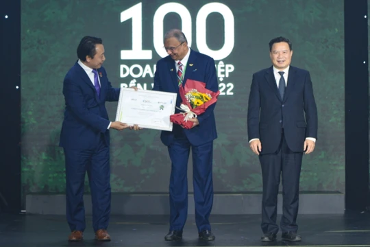 Ông Vijay Kumar Pandey, Chủ tịch HĐQT Công ty TH nhận vinh danh Top 100 Doanh nghiệp bền vững Việt Nam 2022.