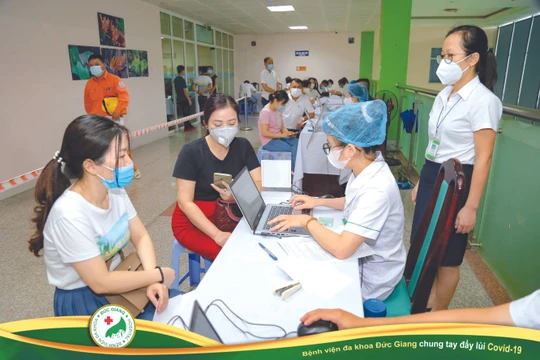 Bệnh nhân cập nhật thông tin cho bệnh án điện tử.