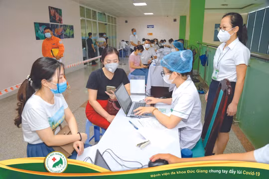 Bệnh nhân cập nhật thông tin cho bệnh án điện tử.