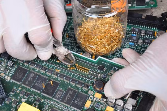 'Đào' vàng từ núi rác thải điện tử
