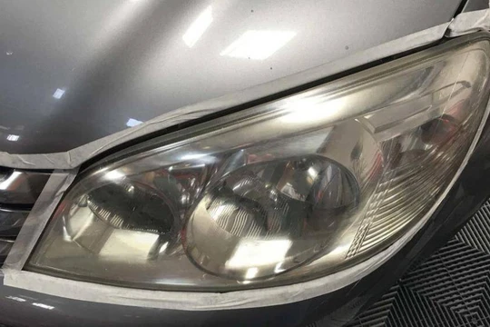 Sau một thời gian sử dụng sẽ dễ dàng nhận thấy đèn pha bắt đầu có dấu hiệu xuống cấp và ố vàng