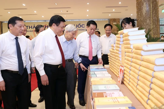 Ủy viên Bộ Chính trị, Giám đốc Học viện Chính trị Quốc gia Hồ Chí Minh, Chủ tịch Hội đồng Lý luận Trung ương Nguyễn Xuân Thắng; Bí thư Trung ương Đảng, Trưởng Ban Tuyên giáo Trung ương Nguyễn Trọng Nghĩa cùng các đại biểu tham quan triển lãm bên lề hội thảo.