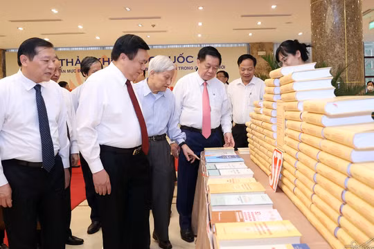 Ủy viên Bộ Chính trị, Giám đốc Học viện Chính trị Quốc gia Hồ Chí Minh, Chủ tịch Hội đồng Lý luận Trung ương Nguyễn Xuân Thắng; Bí thư Trung ương Đảng, Trưởng Ban Tuyên giáo Trung ương Nguyễn Trọng Nghĩa cùng các đại biểu tham quan triển lãm bên lề hội thảo.