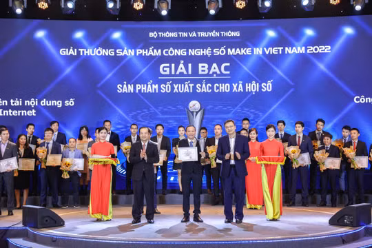 VieON xuất sắc giành Giải Bạc tại hạng mục Sản phẩm số xuất sắc cho xã hội số (Ông Huỳnh Long Thủy – Tổng giám đốc Công ty CP VieON (đứng ngoài cùng bên phải) đại diện nhận giải)