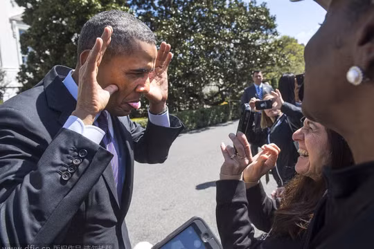 Tổng thống Mỹ Obama làm mặt hề với người hâm mộ