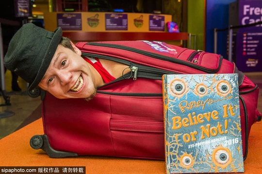 Jorge Ivan Latorre thu gọn mình trong một chiếc vali