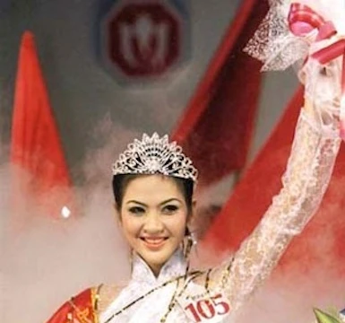Phan Thu Ngân đăng quang năm 2000 khi cô mới ngoài 20 tuổi.