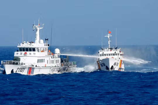 Hình ảnh tàu Trung Quốc hung hăng xịt vòi rồng vào tàu Việt Nam trong vụ khủng hoảng giàn khoan Hải Dương 981 năm 2014