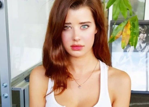 Người mẫu Sarah McDaniel với 2 màu mắt