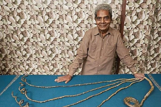 Cụ Shridhar Chillal rất tự hào vì kỷ lục móng tay dài hơn 9m của mình