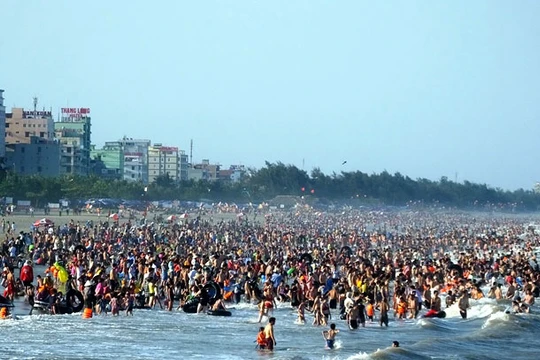 Nhiều bãi biển miền Trung trở nên quá tải vì người dân đổ xô đi trốn nóng