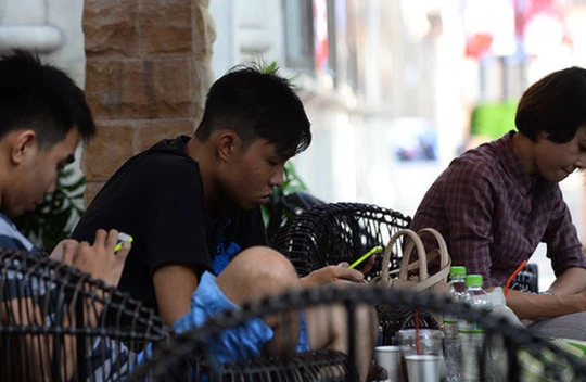 Việc khách hàng thích "chơi" với smartphone đã làm các chủ quán cà phê nhỏ thất thu khá nặng nề.